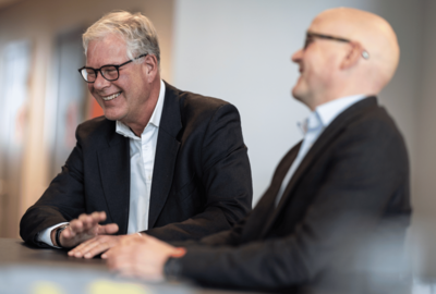 To menn i dress som jobber med rekuttering