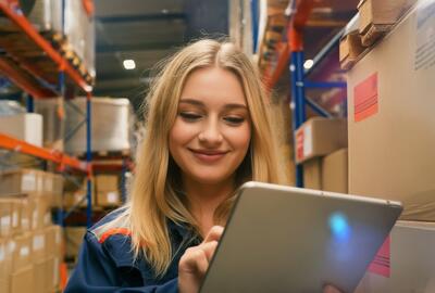 Å få et jobbtilbud er en fantastisk følelse som markerer slutten på en lang prosess. Men før du spretter champagnen og feirer din nye rolle, er det et formelt og svært viktig steg som gjenstår. Du må lese og signere arbeidskontrakten.