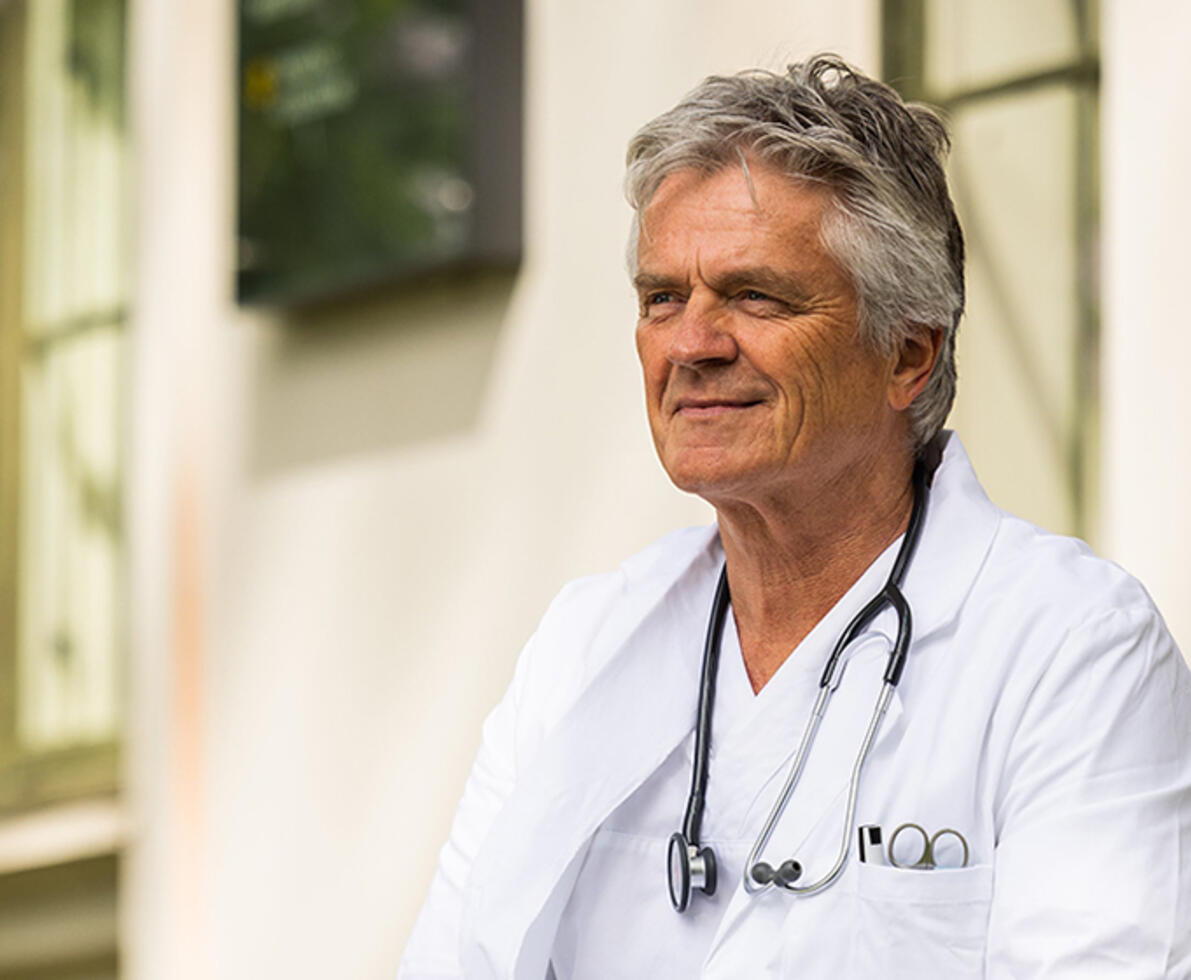 illustrasjonbilde av mannlig lege utendørs