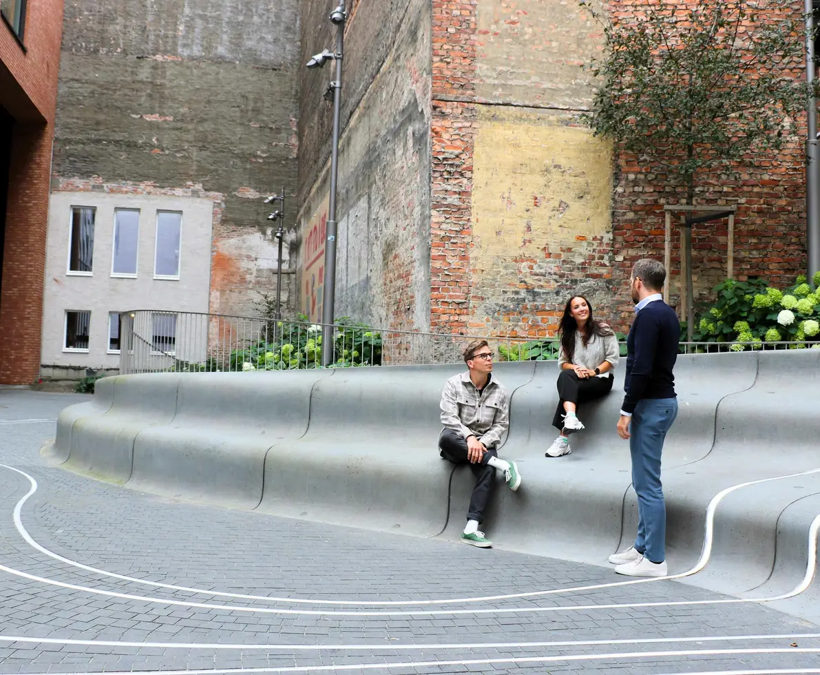 tre personer i randstad project teamet som sitter ut og prater