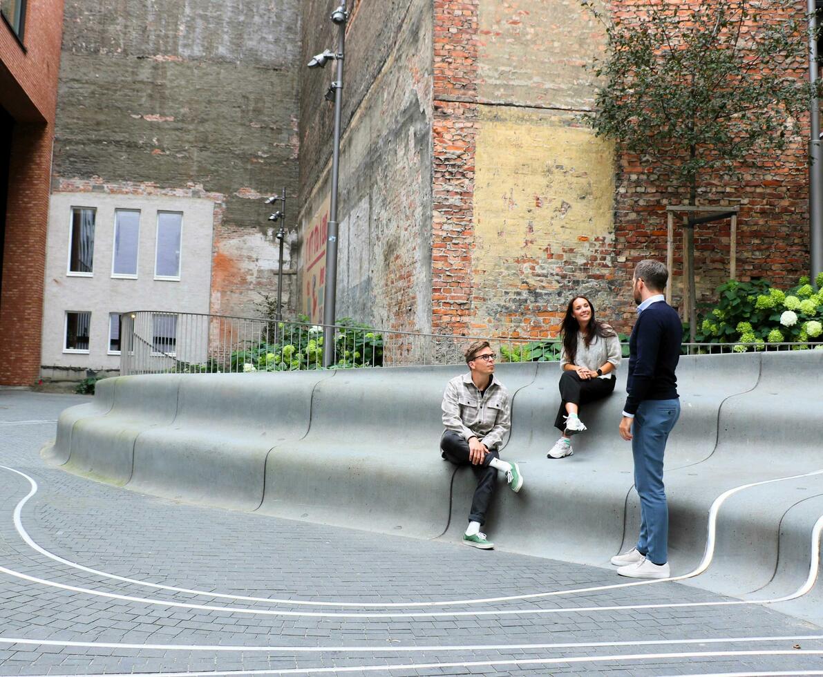 tre personer i randstad project teamet som sitter ut og prater