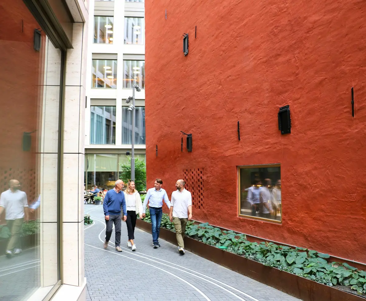 fire personer fra randstad project som går i en bakgate