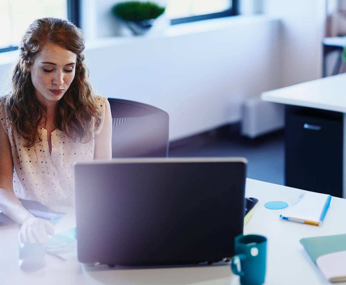 kvinne som jobber på pc