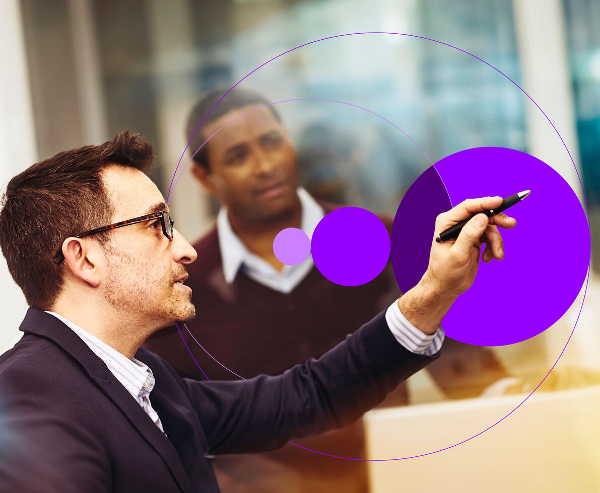 mann som presenterer